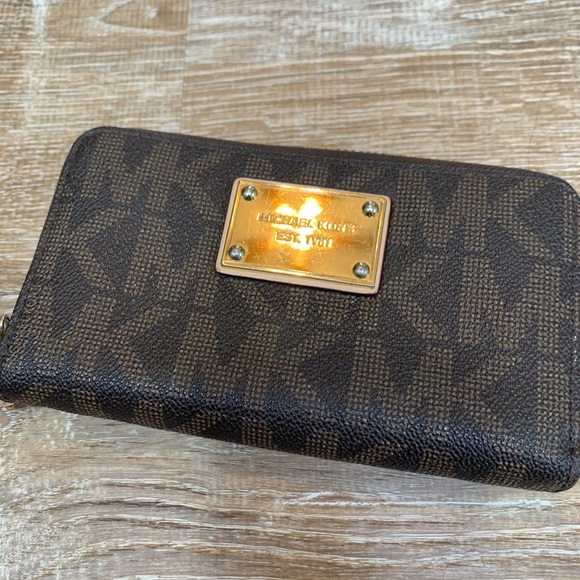 Michael Kors Logo Wristlet - Picture 3 of 6
